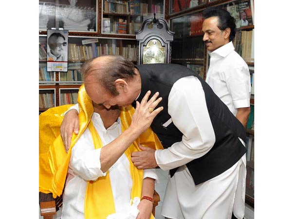 குலாம்நபியை ஆரத்தழுவிய கருணாநிதி 