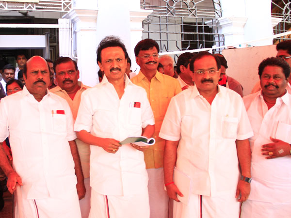 கூண்டோடு வெளியேற்றம்