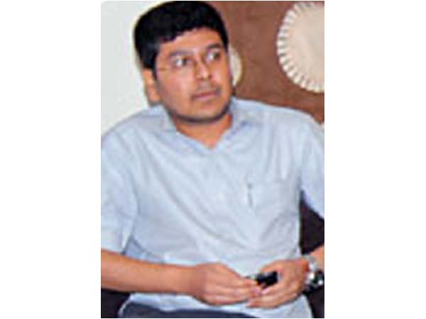 சபரீசன் மீது விமர்சனம்