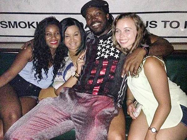 பெண்கள் புடை சூழ