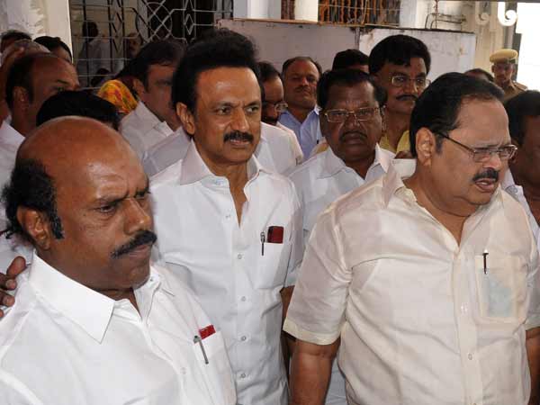 எதிர்க்கட்சிகள் வெளிநடப்பு 