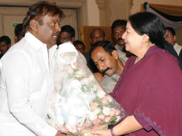 அதிமுகவில் இணைந்தார் அதிமுகவில் இணைந்தார்