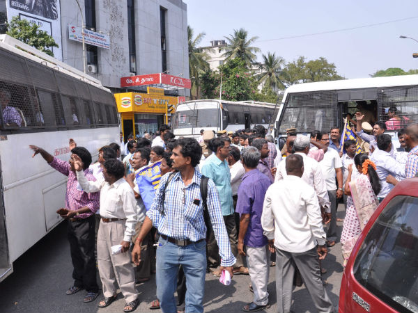 கோட்டைக்கு ஊர்வலம்