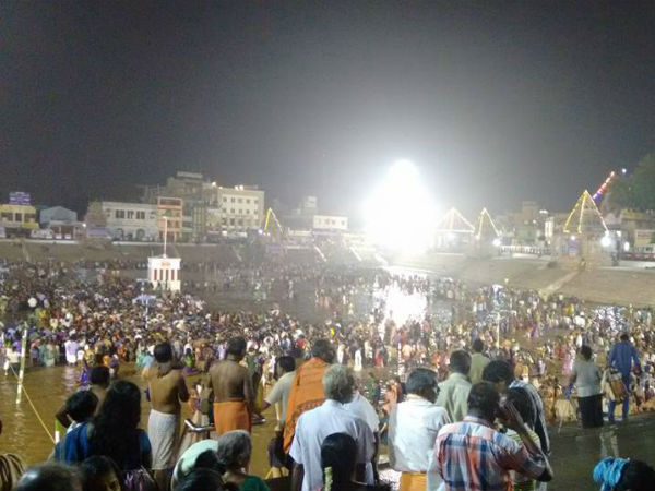 யாகம் செய்யும் சாதுக்கள்