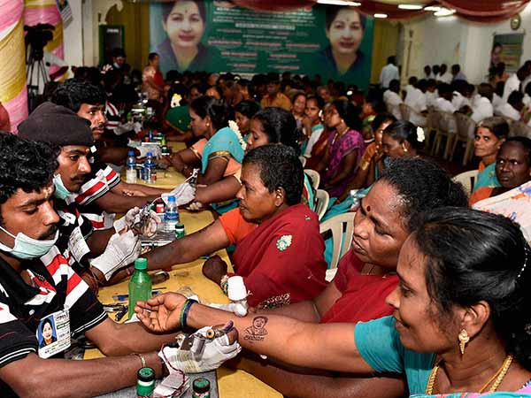 1000 பேர் பச்சை குத்தல்