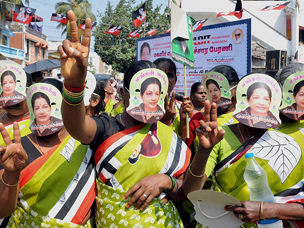 எங்கும் எதிலும் ஜெ