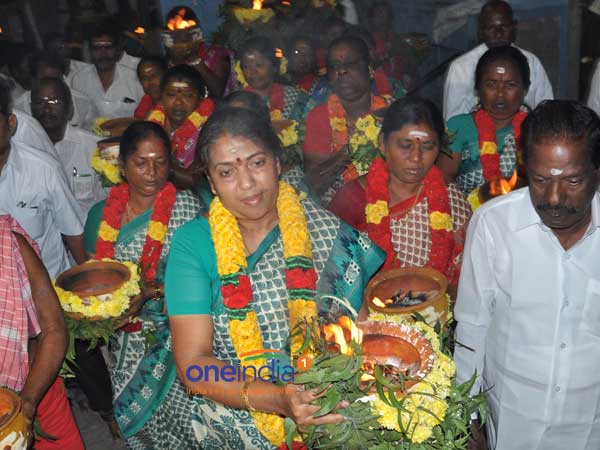தீச்சட்டி ஏந்திய அமைச்சர் தீச்சட்டி ஏந்திய அமைச்சர்