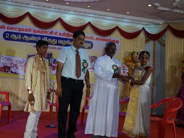 சிறந்த மாணவர்களுக்கு விருதுகள்