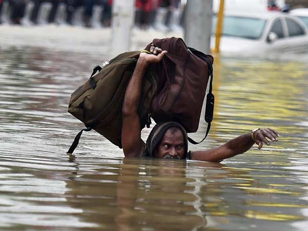 வெள்ளத்தில் சிக்கிய குடிசைவாசிகள்