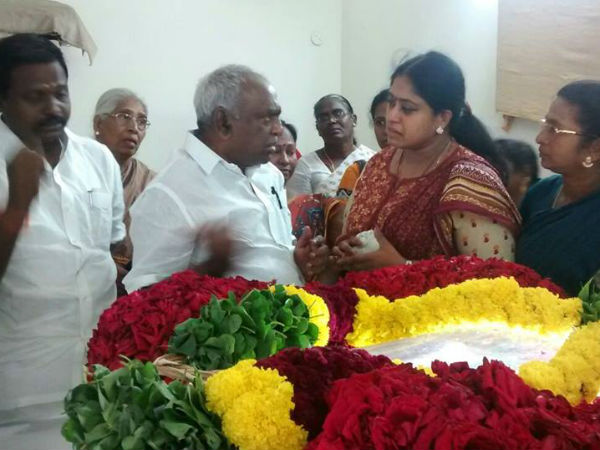 Leaders condole the death of Vijayadharani's husband