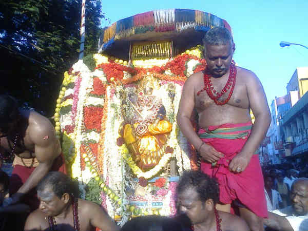 ஆடி அசைந்து வரும் தேர்