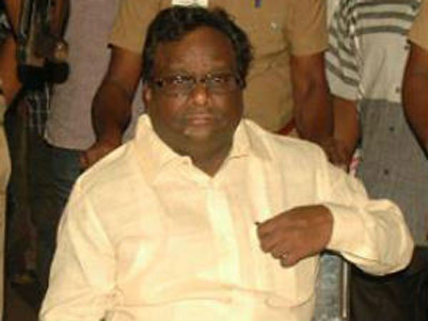 கிங்காங் படம் பார்த்திருப்பார் போல