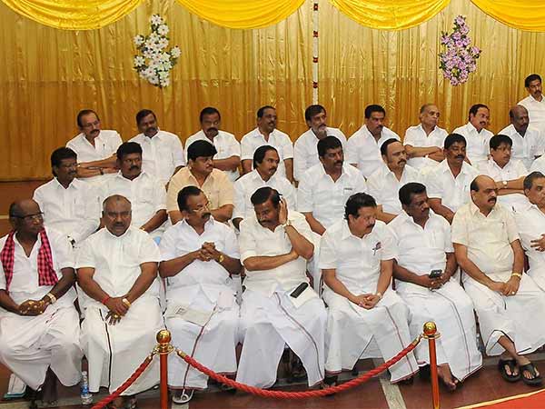 Karunanidhi meets district secretaries