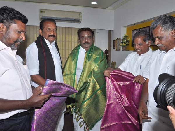 கேப்டன் அணி...