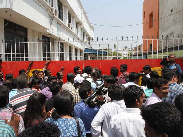 தொண்டர்கள் கூட்டம்...