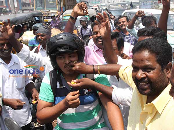 ஸ்வீட் எடு கொண்டாடு...