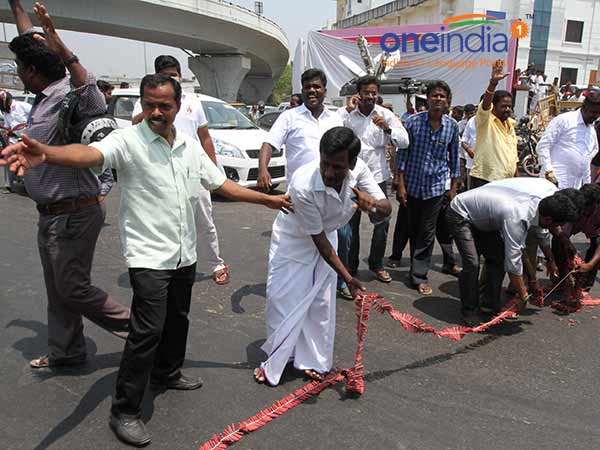 பட்டாசுகள் வெடித்தனர்...