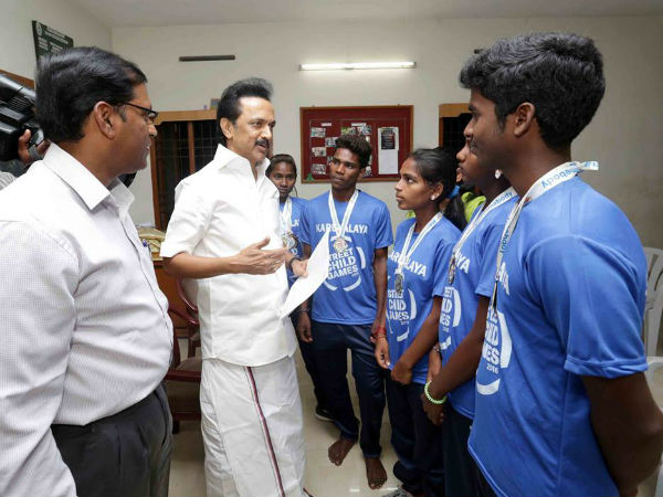 MK Stalin greets the achievers from Chennai streets