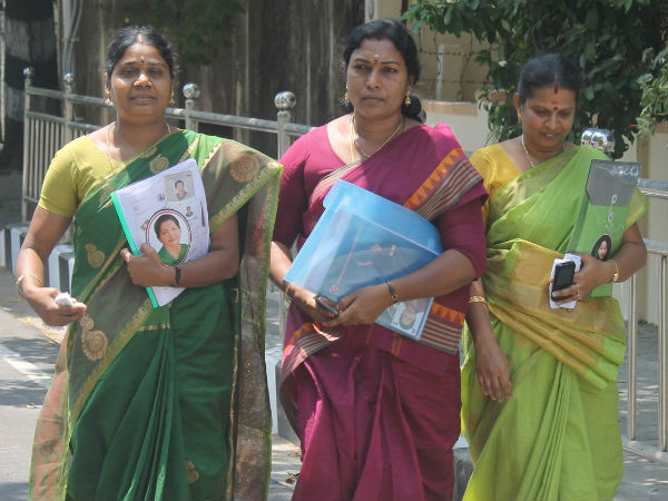 காலில் விழுந்து கும்பிடு
