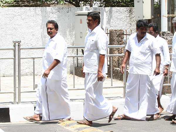 களை கட்டும் போயஸ் கார்டன்