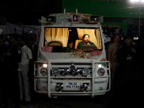 2 பிரச்சார வாகனங்கள்