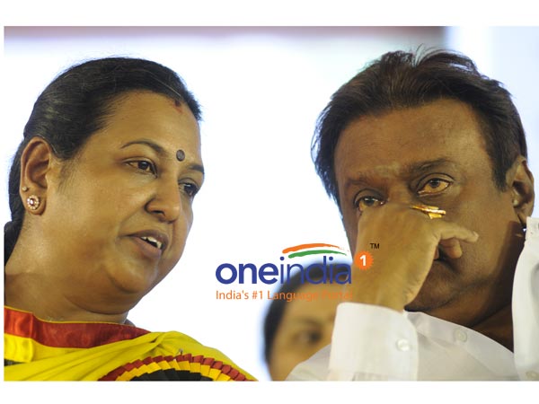வீட்டுக்குள் இருக்கிறார்கள்