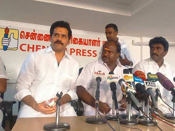 எப்படி ஓட்டு கேட்க முடியும்?