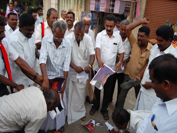 Dmk functionary protest aganist vaiko 