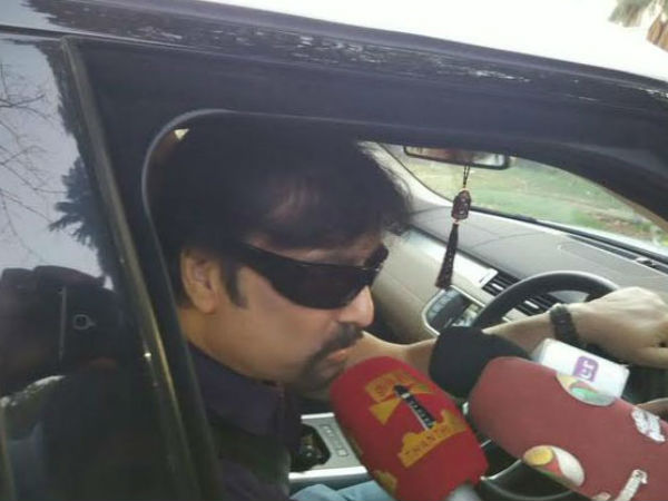 வெளியில் வருகிறார்