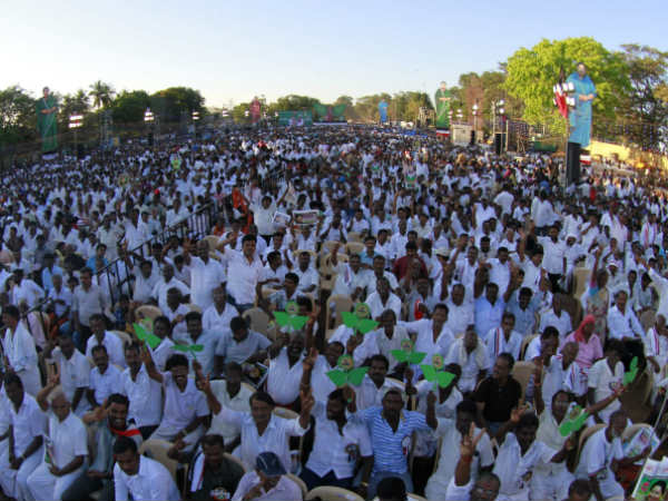 கூட்டத்தில் தள்ளு முள்ளு