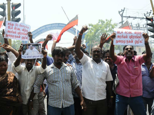 DMK candidate's list Durai murugan effigy burning in Chennai