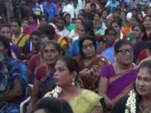 குவிந்துள்ள திருநங்கைகள்