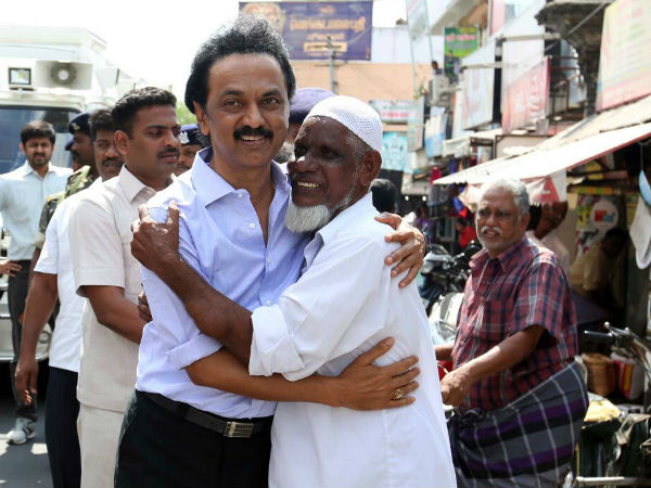 ஆரத்தழுவிய பெரியவர்கள்