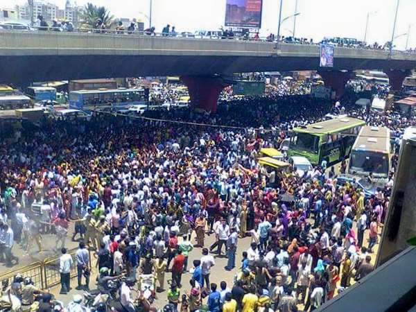 Traffic hit badly at Hosur road in Bangalore as garments employees jump in protest