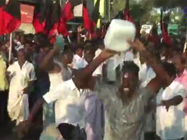 தீக்குளிப்பு முயற்சி
