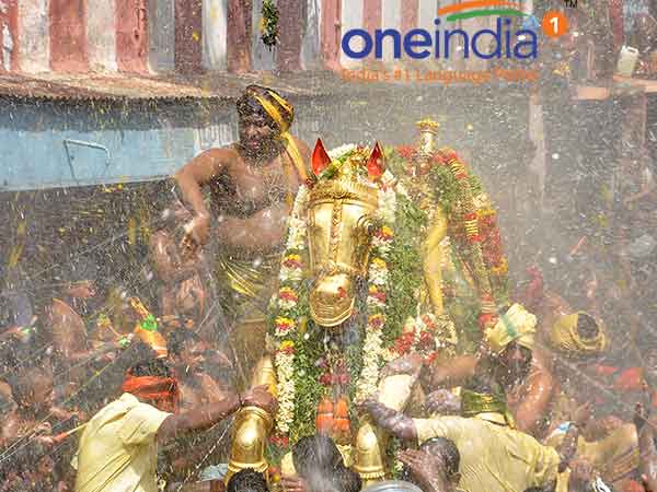 வெயிலுக்கு இதமாக தீர்த்தவாரி