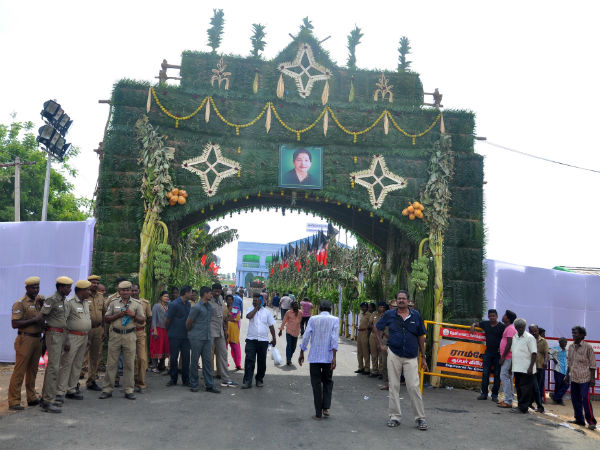 காவலர்கள் பாடு திண்டாட்டம்