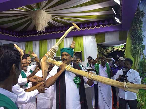 ஏர் பிடித்த வைகோ 