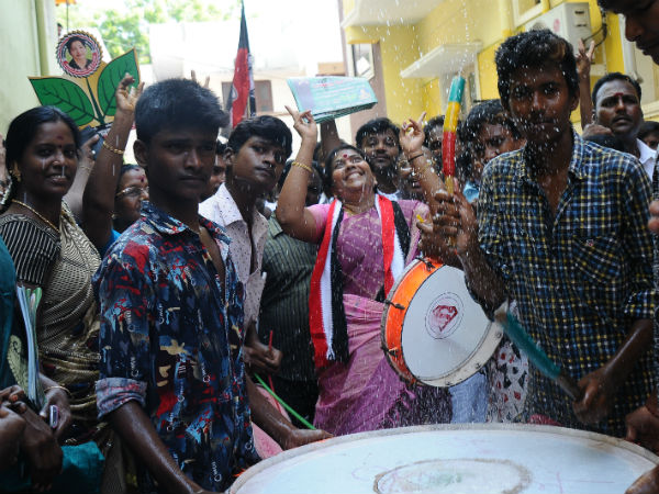 பூ மழை தூவி