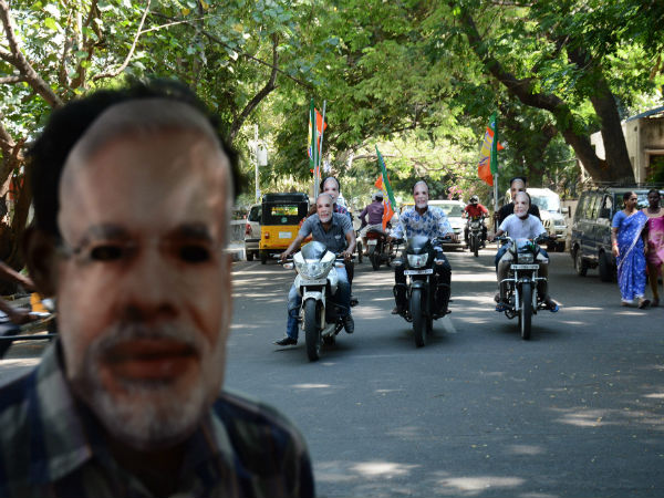 மோடி முகமூடியுடன் பாஜகவினர்...