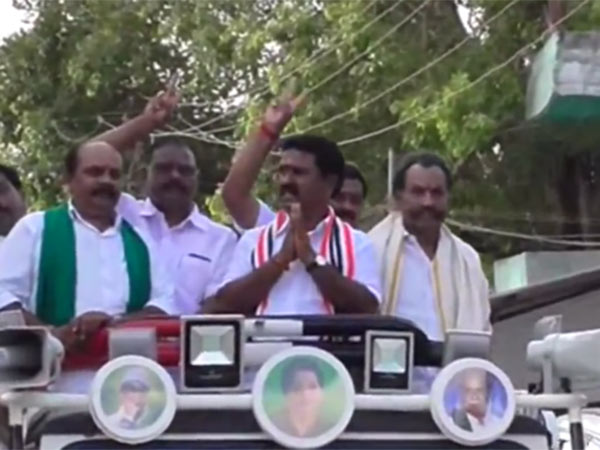 வாகனத்தில் நின்றபடி பிரச்சாரம்