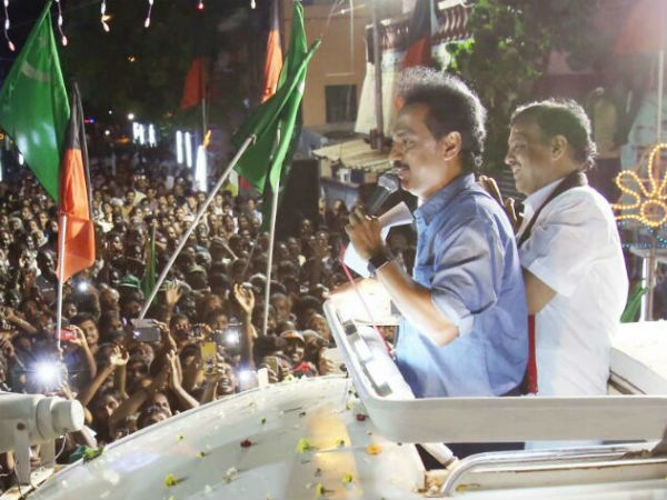டிரஸ்ஸை மாற்றி ஏமாற்றும் ஸ்டாலின்