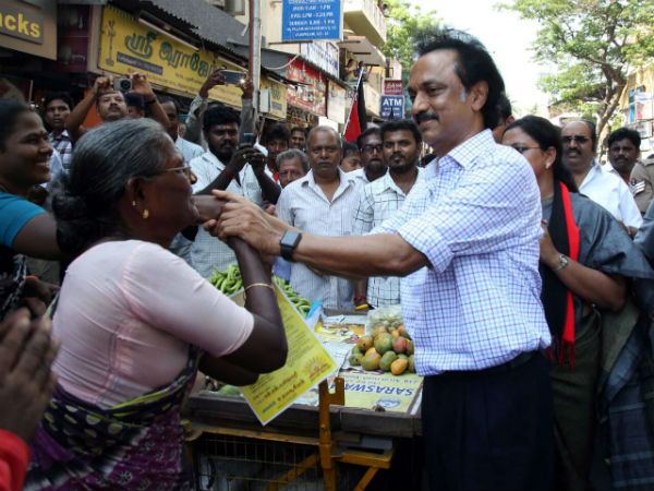 பாட்டியுடன் கை குலுக்கல்