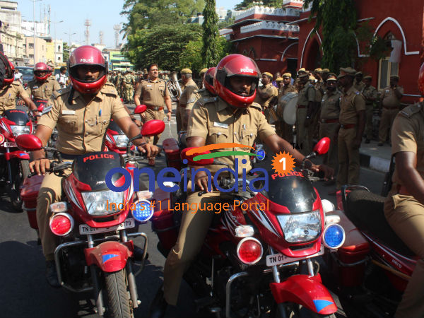 காவல்துறை வாகனம்