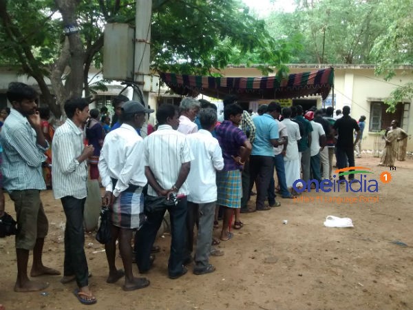 AIADMK men clash with Indian union Muslim league men in Kadayanallur constituency AIADMK men clash with Indian union Muslim league men in Kadayanallur constituency