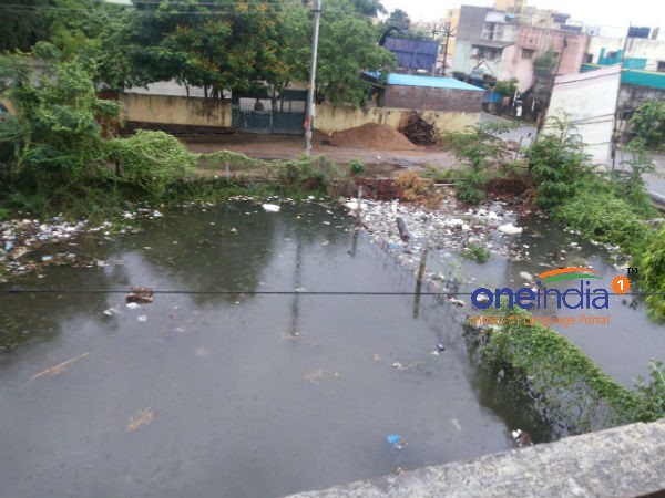 குடிசைகளை சூழ்ந்த மழைநீர்