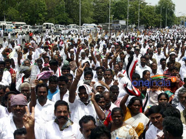  மெரீனாவில் தொண்டர்கள்