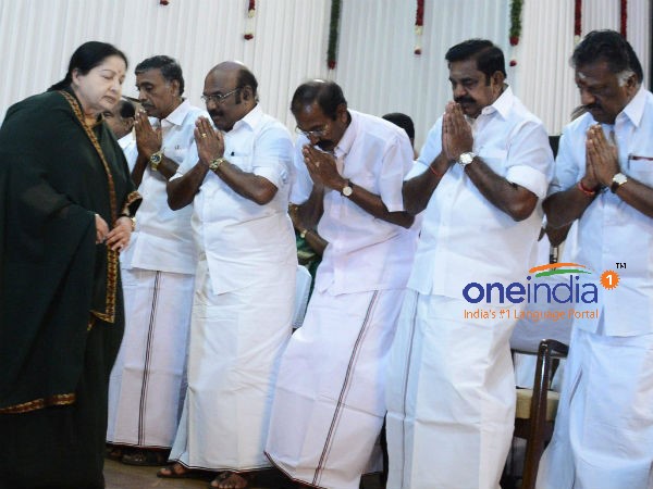  காலில் விழ தடை