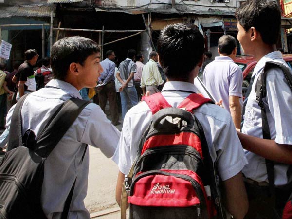 படிக்கட்டில் பயணம் கூடாது...