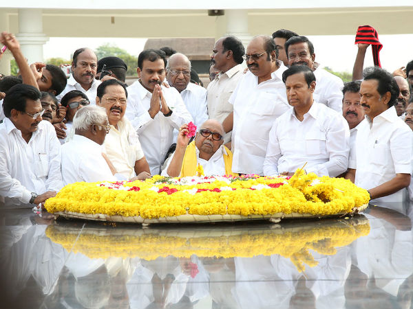 தலைவர்களுக்கு மரியாதை 
